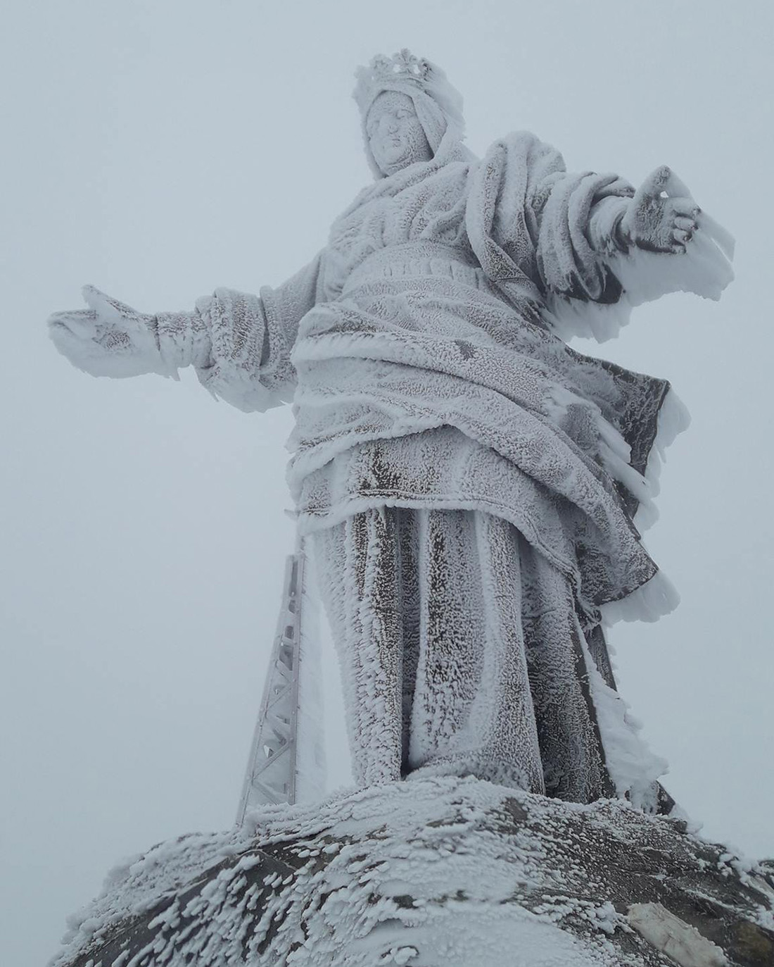 La Madonna del Rocciamelone imbiancata dalla tormenta - 25.07.17 #fotodelgiorno di Rifugio Ca' d'Asti sul Rocciamelone